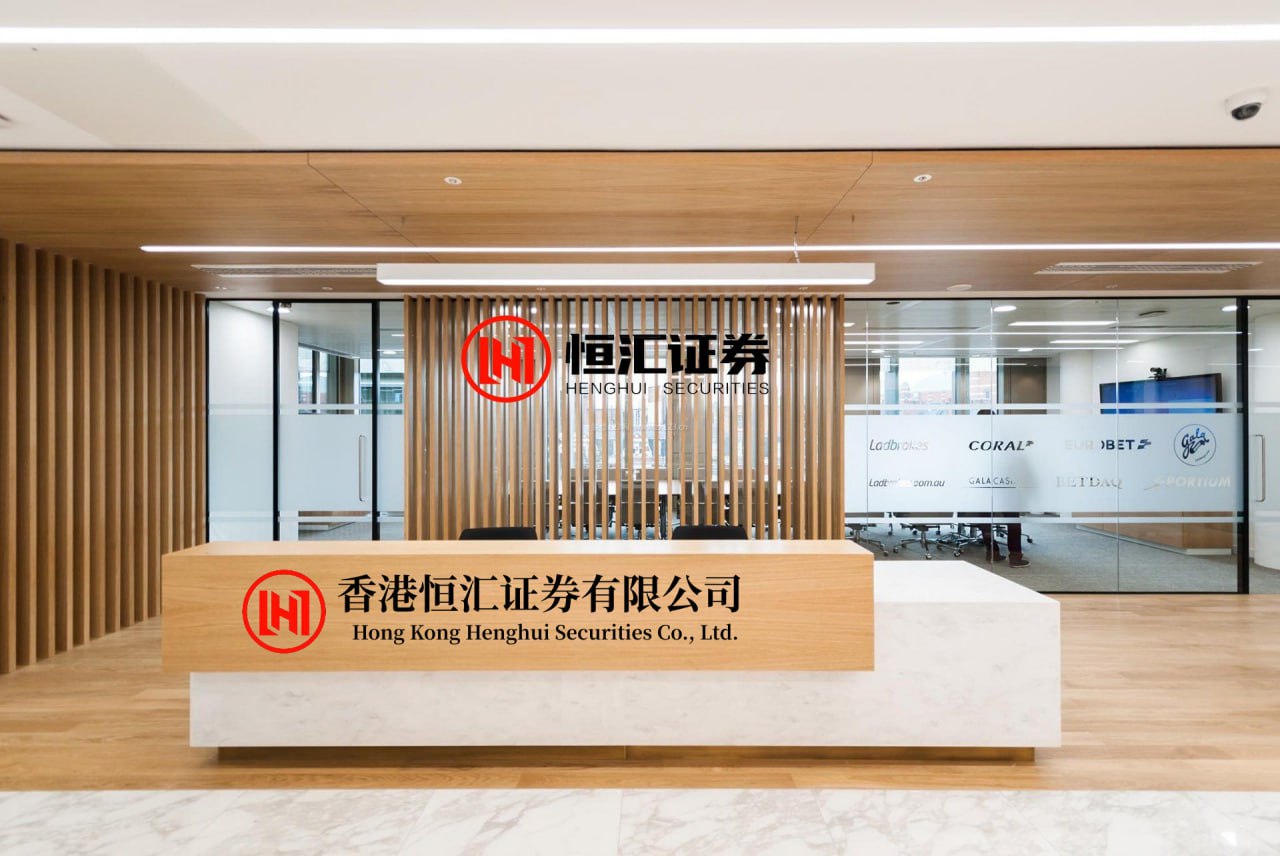 涨上策 机器人打羽毛球、无人机喊话……第139届广交会互动化、场景化体验升级